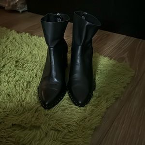 Black heeled boots